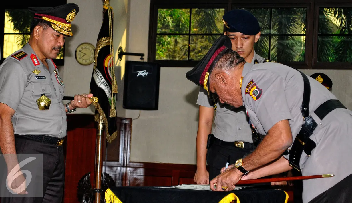 Badrodin Haiti menyaksikan penandatanganan Brigjen Paulus Waterpaw saat serah terima jabatan di Mabes Polri, Jakarta, Jumat (31/7/2015). Paulus Waterpaw menggantikan posisi Brigjen Yotje Mende sebagai Kapolda Papua yang baru. (Liputan6.com/Yoppy Renato)