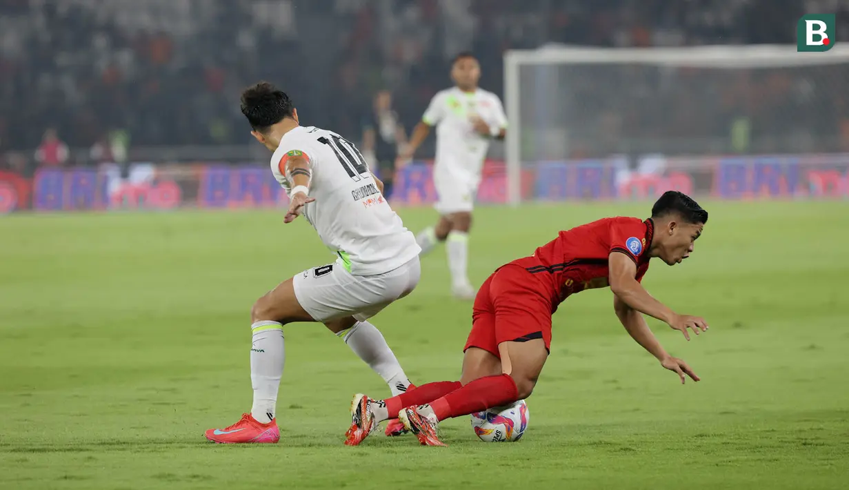 Pemain Persija Jakarta, Ilham Rio Fahmi (kanan) berebut bola dengan pemain Persebaya Surabaya, Bruno Moreira dalam laga lanjutan BRI Liga 1 2024/2025 di Stadion Utama Gelora Bung Karno (SUGBK), Senayan, Jakarta, Sabtu (12/04/2025). (Bola.com/M Iqbal Ichsan)