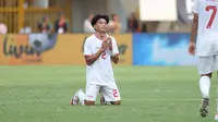 Selebrasi bek Timnas Indonesia U-16, Dafa Zaidan El Fikri setelah mencetak gol kedua ke gawang Timnas Vietnam U-16 pada laga perebutan tempat ketiga Piala AFF U-16 2024 di Stadion Manahan, Solo, Rabu (3/7/2024). (Bola.com/Abdul Aziz)