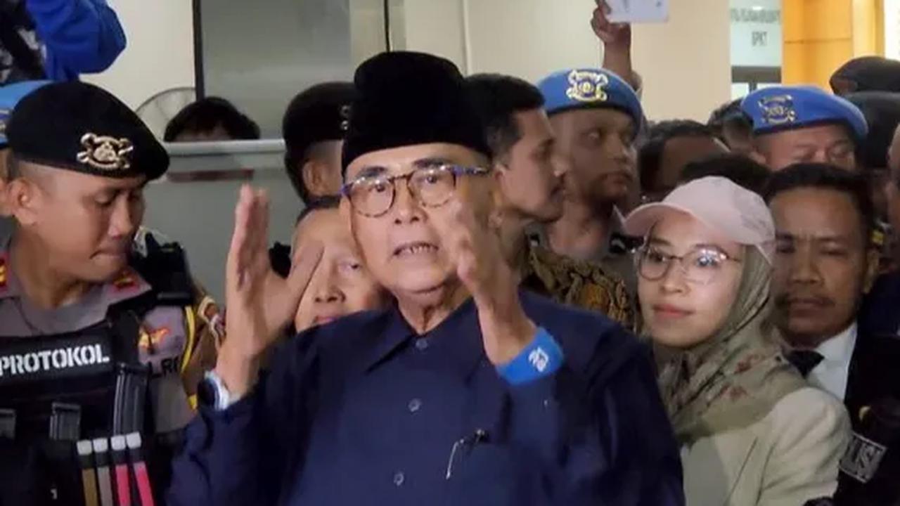 Kepemilikan ratusan rekening itu lebih banyak dari ponpes Al Zaytun yang hanya punya 33 rekening. Artinya, Panji Gumilang mempunyai 289 rekening atas nama pribadi dan institusi.