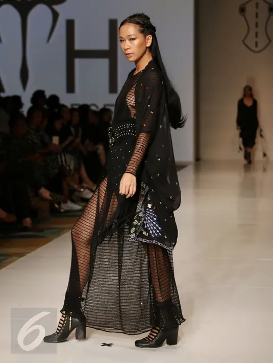 Model berpose di atas catwalk mengenakan karya Barli Asmara dalam peragaan busana IPMI Trend Show 2017 di Senayan City, Jakarta, Selasa, (8/11). All The Horses hadir dengan koleksi yang cukup fresh. (Liputan6.com/Gempur M. Surya)