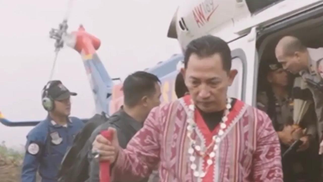 Gagah Turun dari Heli Berpakaian Adat, Momen Kapolri Datang ke Dayak Disambut Panglima Jilah