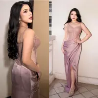 Dibantu fashion stylist @rikkisi, perempuan asal Jember itu tampil stunning dalam balutan bustier dress yang menegaskan lekuk tubuhnya. [@rikkisi/@cielmakeupartist]