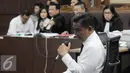 Jessica Kumala Wongso (tengah) saat persidangan ke 25 di PN Jakpus, Senin (26/9). Penampilan Jessica sedikit berbeda dengan mengenakan kacamata. (Liputan6.com/Helmi Afandi)