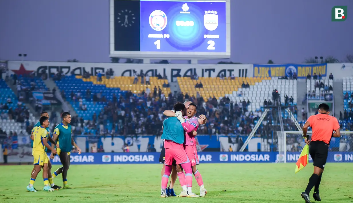 Kiper Persib Bandung, Teja Paku Alam, merayakan kemenangan atas Arema FC pada laga pekan keenam BRI Super League 2025/2026 di Stadion Kanjuruhan, Kabupaten Malang, Senin (22/9/2025) sore WIB. (Bola.com/Iwan Setiawan)