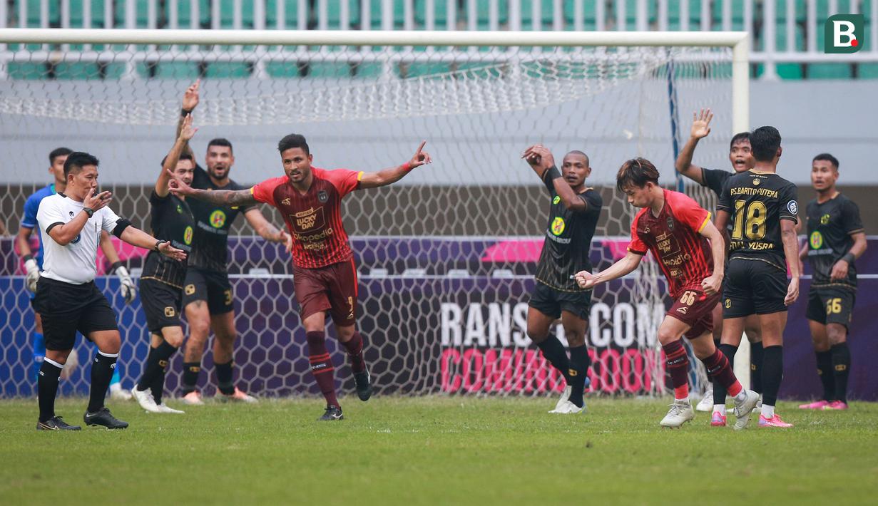 Pemain Rans Nusantara FC, Wander Luiz (tengah) merayakan gol penyeimbang 1-1 ke gawang Barito Putera saat laga pekan ke-7 BRI Liga 1 2022/2023 antara Rans Nusantara FC melawan Barito Putera di Stadion Pakansari, Bogor, Senin (29/8/2022). (Bola.com/Bagaskara Lazuardi)