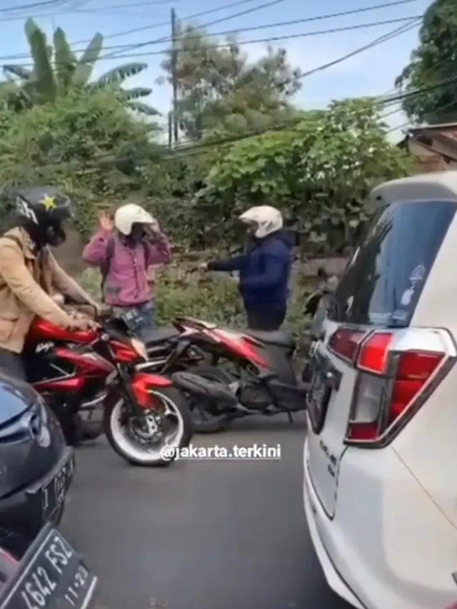 Seorang pengendara motor menodongkan senjata ke pengendara motor lainnya di kawasan Cakung, Jakarta Timur. (@jakarta.terkini)