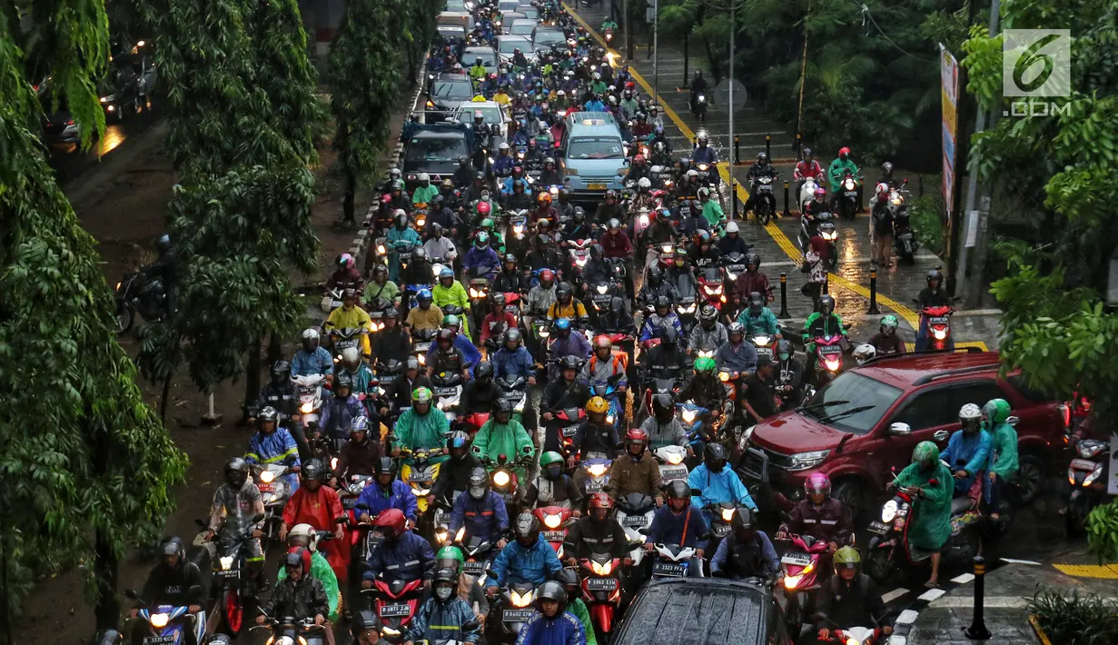 Kendaraan terjebak kemacetan di Jalan Jenderal Ahmad Yani, Jakarta, Selasa (2/4). Hujan deras yang mengguyur Jakarta menyebabkan sejumlah jalan tergenang banjir hingga mengakibatkan kemacetan. (Liputan6.com/JohanTallo)