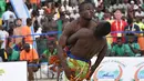 Konane Moussa dari Burkina Faso (kiri) bertarung dengan Mouhamadou Alimi dari Nigeria dalam pertarungan individu 65kg Pertarungan Gulat Tradisional selama Francophonie ke-8 di Treichville Sports Park di Abidjan pada 29 Juli 2017. (AFP Photo/Sia Kambou)