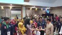 Jokowi yang didampingi Menteri Kesehatan Nila Moeloek pun berhenti sejenak di depan tangga podium lalu berpose bersama masyarakat.