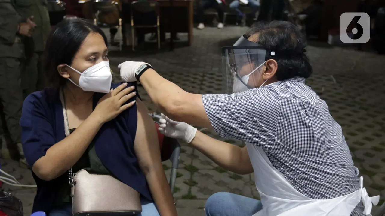 FOTO: Kecamatan Penjaringan Gelar Vaksinasi Malam