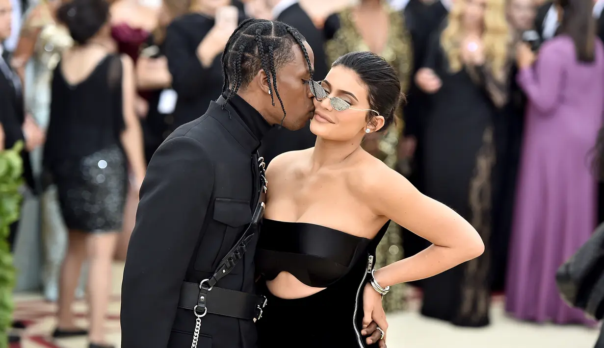 "Jika Travis miliki acara   atau manggung, aku takkan   datang. Karena aku ingin ia   melakukan tugasnya. Aku ingin   Travis menjadi dirinya   sendiri," lanjut Kylie Jenner. (THEO WARGO / GETTY IMAGES NORTH AMERICA / AFP)