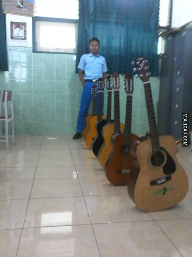 6 Aksi Nyeleneh Orang Saat Main Gitar Ini Bikin Tepuk Jidat