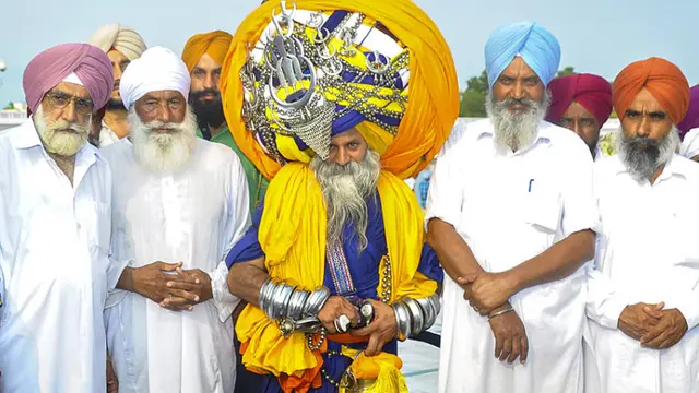 Kakek di India Tampil Nyentrik dengan Turban Terberat di Dunia