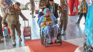 Para calon jemaah haji dijadwalkan diberangkatkan mulai 23 April hingga 20 Mei 2026, terbagi ke dalam 8 kloter. Tampak dalam foto, salah satu calon jemaah haji diantar menggunakan kursi roda saat bersiap mengikuti acara pelepasan di Aula Kantor Bupati, Kabupaten Bogor, Jawa Barat, Jumat (8/5/2026). (merdeka.com/Arie Basuki)