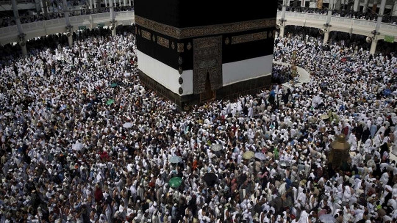 Pandangan udara jemaah haji mulai lakukan tawaf