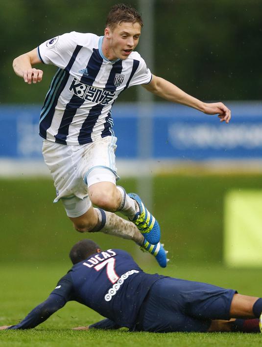 Pemain West Brom, Sam Field menghindari terjangan pemain PSG, Lucas Moura pada laga uji coba di Schladming Athletic Area, Austria, (13/7/2016). PSG menang 2-1. (Action Images via Reuters/Dominic Ebenbichler)