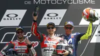 Pembalap Ducati, Andrea Dovizioso (kiri), menempati posisi kedua pada balapan MotoGP Italia di Sirkuit Mugello, Minggu (3/6/2018). (AP Photo/Antonio Calanni)