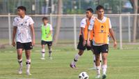Aaron Suitela (paling kanan), saat mengikuti latihan dengan skuad Timnas Indonesia U-17 di Lapangan ABC, Kompleks Gelora Bung Karno, Jakarta, Kamis (27/7/2023). (Bola.com/Abdul Aziz)