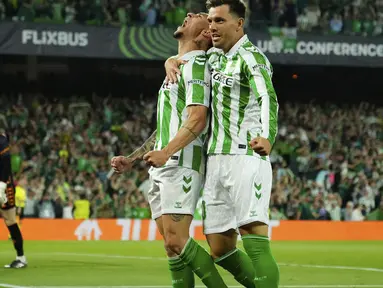 Pemain Real Betis, Antony (kedua kanan) melakukan selebrasi setelah mencetak gol ke gawang Fiorentina yang dijaga oleh David De Gea (kiri) dalam laga leg 1 semifinal Conference League 2024/2025 di Benito Villamarin Stadium, Sevilla, Spanyol, Kamis (01/05/2025) waktu setempat. (AP Photo/Jose Breton)