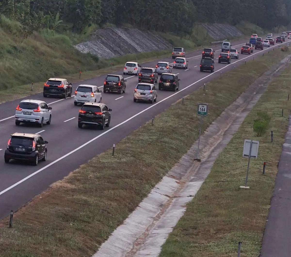 "Jangan melebihi batas kecepatan karena akan sangat berbahaya," tegas Hendro.