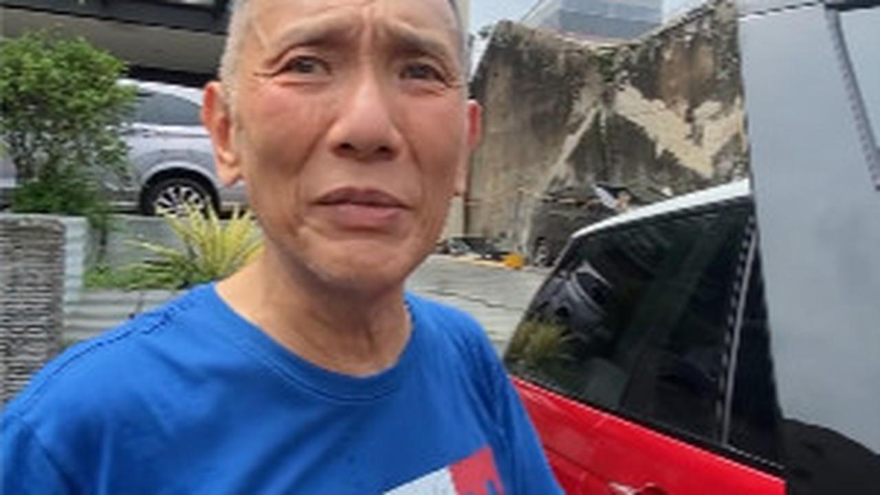 Saat jalan-jalan, pria yang akrab disapa Babah Alun ini juga banyak bertemu dengan masyarakat. <br>