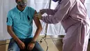 Vaksinator menyuntikkan vaksin COVID-19 kepada tenaga kesehatan saat vaksinasi massal di Poltekkes Kemenkes Jakarta 1, Pondok Labu, Jakarta, Minggu (31/1/2021). Vaksinasi COVID-19 massal terhadap tenaga kesehatan dilakukan di lima wilayah DKI Jakarta. (merdeka.com/Arie Basuki)