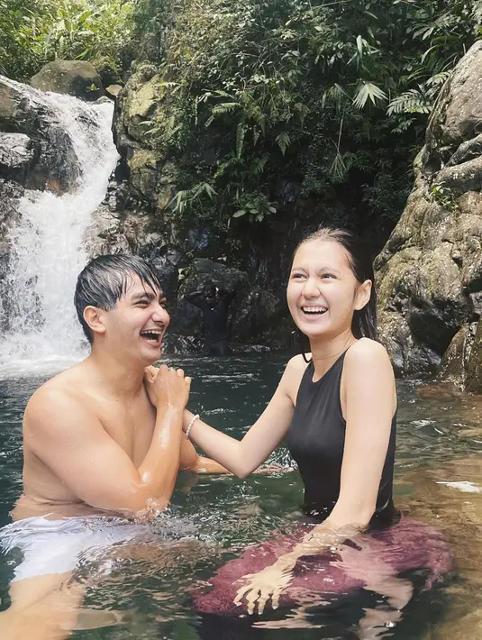 Beragam sikap kocak hingga manis Mahdy Reza kepada Zoe Abbas Jackson bikin penggemar jadi gemas sendiri, salah satunya adalah momen seru Mahdy Reza dan Zoe di air terjun ini pada bulan Maret lalu. Nikmati liburan dengan canda tawa bareng, tak sedikit yang menyebut jika wajah keduanya mirip.(Liputan6.com/IG/@mahdyrez)