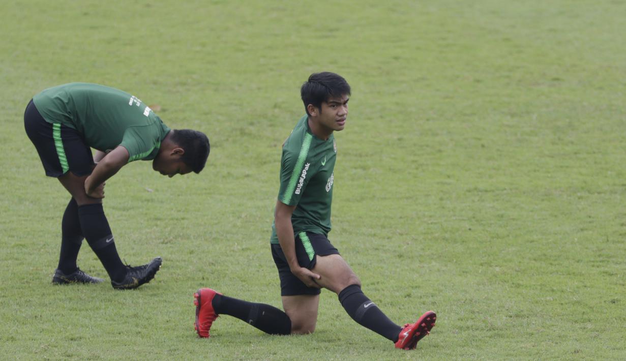 Pemain Timnas Indonesia U-23, Samuel Christianson, melakukan pemanasan saat latihan di Stadion Madya, Jakarta, Rabu (13/3). Latihan ini merupakan persiapan jelang Kualifikasi Piala AFC U-23. (Bola.com/Vitalis Yogi Trisna)