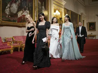 Blackpink tampil elegan saat menghadiri acara makan malam di Buckingham Palace. (Foto: AP/ Yui Mok/ POOL PA)