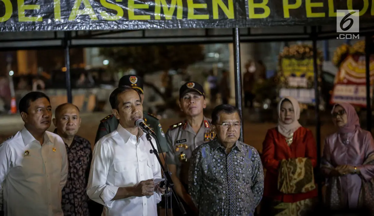 Presiden Jokowi memberikan keterangan pers Bom Kampung Melayu di Terminal Kampung Melayu Kamis (25/5) malam. Jokowi meminta kepada  masyarakat Indonesia  tetap tenang dan menjaga kesatuan. (Liputan6.com/Faizal Fanani)