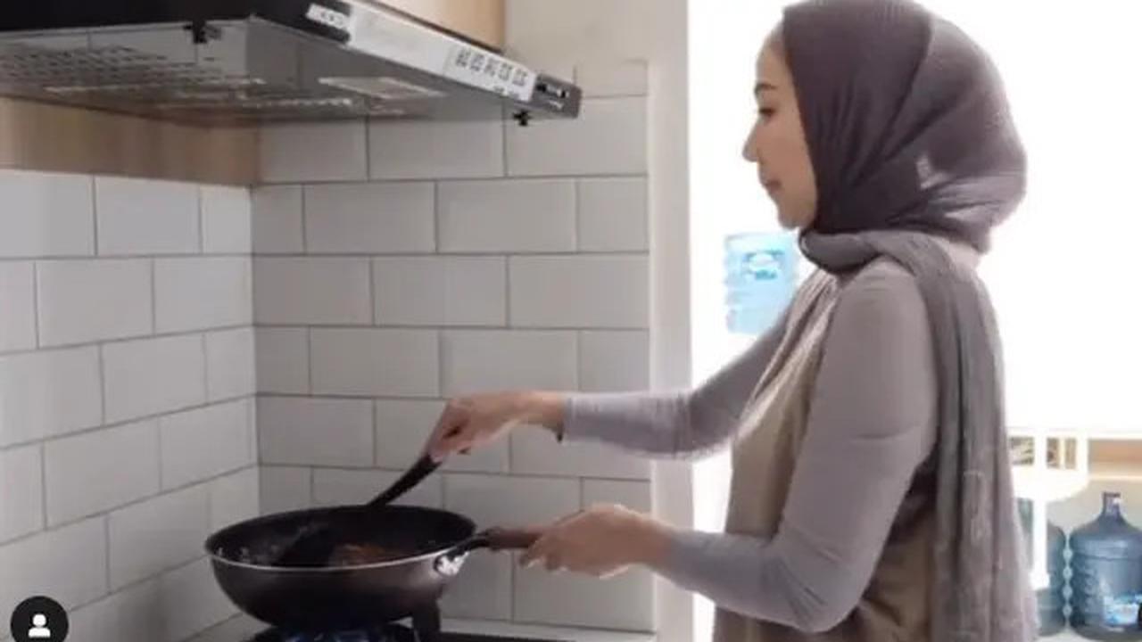 7 Potret Dapur Rumah Venna Melinda, Minimalis dan Elegan