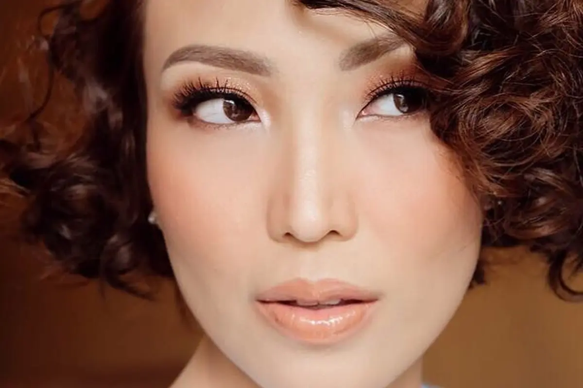 [Bintang] Akhiri Cerita Cinta dengan Zumi Zola, Gaya Ayu Dewi Malah Semakin Colorful