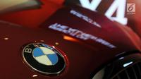 Logo The All New BMW X4 seri terbaru saat peluncuran di Jakarta,  Kamis (7/2). All New BMW X4 adalah versi xDrive30i M Sport X  mesin 4 silinder Valvetronic TwinPower Turbo Double VANOS berkapasitas 2.000cc. (Merdeka.com/Dwi Narwoko)