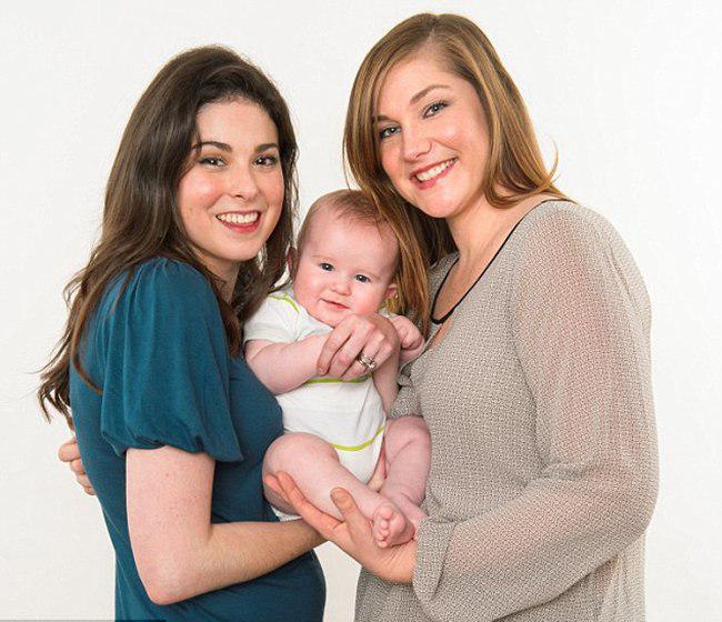 Ashley (kiri), Michelle (kanan) dan bayi mereka Emerson | foto: copyright dailymail.co.uk