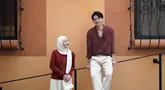 Dalam salah satu foto, Dinda dan Rey tampil dengan gaya kasual namun tetap terlihat kompak. Mengenakan pakaian dengan warna senada, mereka berdua tampak begitu serasi. Senyum manis yang terpancar dari wajah mereka menambah kesan romantis dan membuat banyak netizen iri melihat kebersamaan mereka. (Liputan6.com/IG/@dindahw)