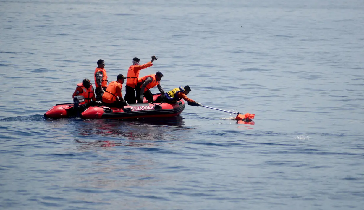 Anggota Basarnas melakukan pencarian korban Kapal Feri yang tenggelam di Laut Sulawesi (24/12/2015). (AFP Photo/STR)