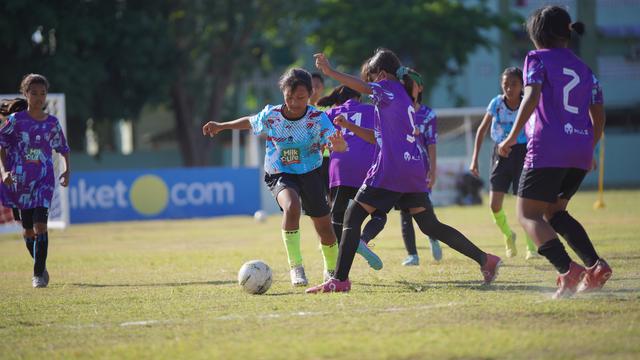 Pemain tim KU 12 SDN Ketabang 1A, Maulidya Bonita Saputri