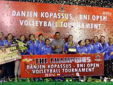 Tim Wahana Express Group (WEG) keluar sebagai juara di kategori putri pada final turnamen Danjen Kopassus Open Volleyball Tournament, di GOR Nanggala, Minggu (08/4). WEG mengalahkan PB Voli AD (PBVAD) Putri, tiga set langsung. (Liputan6.com/Johan Tallo)