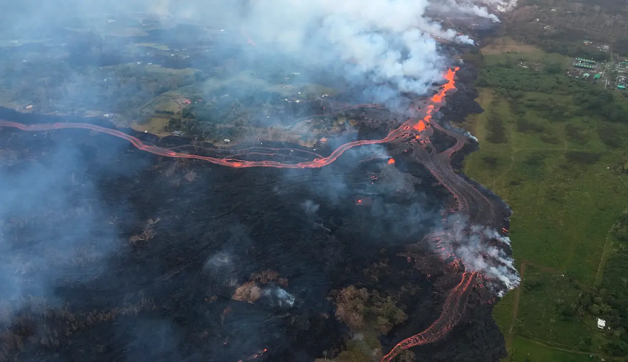 Aliran lava dari Gunung berapi Kilauea yang meletus mengalir dari celah dekat Pahoa, Hawaii, 19 Mei 2018.  Gunung Kilauea mulai meletus pada 3 Mei dan memaksa 2.000 orang mengungsi dari rumah mereka di sekitar pegunungan. (U.S. Geological Survey via AP)