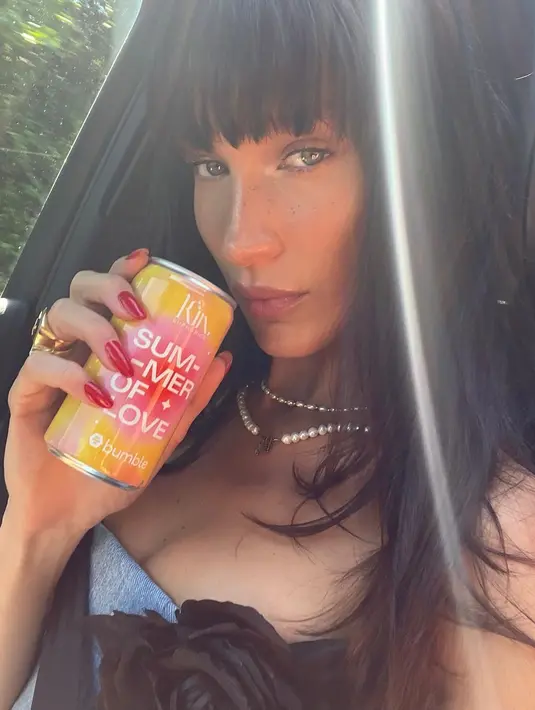 Lihat di sini penampilan memukau Bella Hadid dengan bare face. [Foto: Instagram/bellahadid]