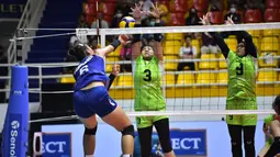 Dua pemain Timnas voli putri Indonesia, Tina Syifa Sabila (tengah) dan Agni Sakina Rahmi berusaha memblok bola spike yang dilepaskan pemain Thailand, Supawadee Phunwilai pada laga final turnamen bola voli putri U-18 Princess Cup 2024 di Nakhom Pathon, Thailand, Kamis (13/6/2024). Indonesia kalah 1-3 (19-25, 17-25, 26-24, 17-25). (Dok. PBVSI)