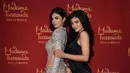 Pose Kylie Jenner bersama patung lilin dirinya di Madame Tussauds Hollywood, Los Angeles, (18/7). Kabarnya, butuh waktu setengah tahun untuk menyelesaikan patung model 19 tahun ini. (Vivien Killilea/Getty Images for Madame Tussauds Hollywood/AFP)