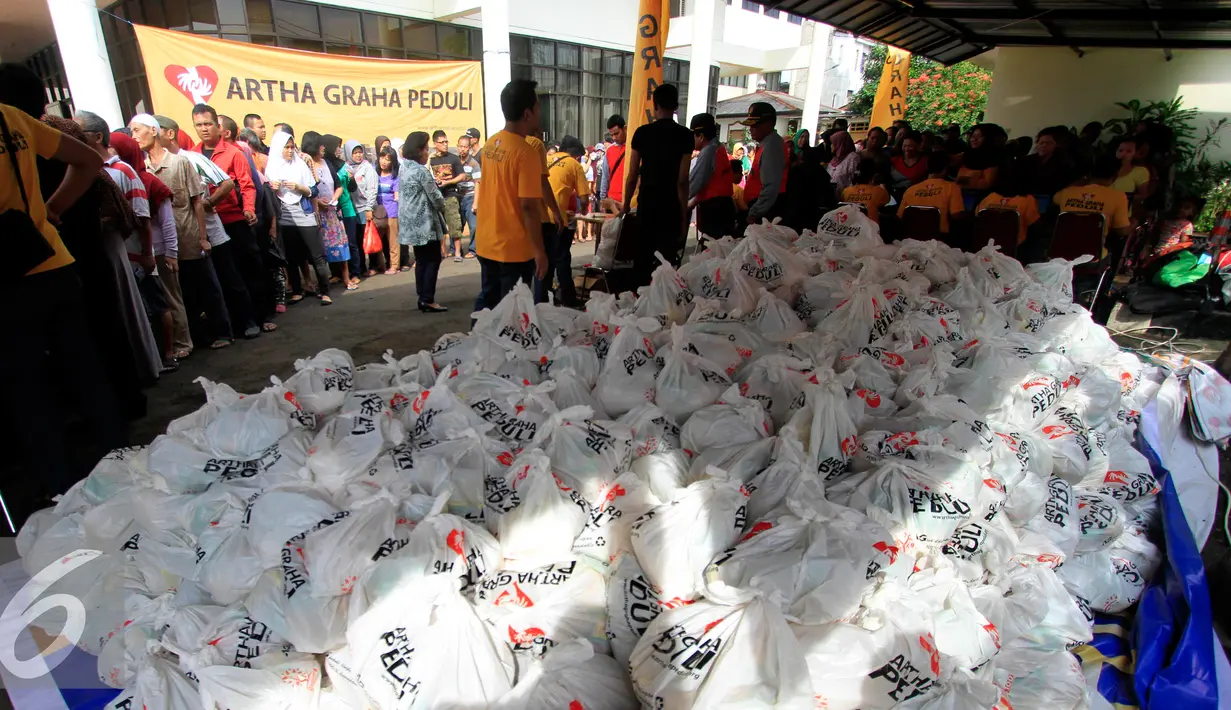 Tumpukan sembako siap dibagikan kepada warga yang membutuhkan dalam kegiatan Pasar Murah Artha Graha Peduli di kawasan Pegangsaan, Jakarta Pusat, Rabu (29/6).(Liputan6.com/Angga Yuniar)