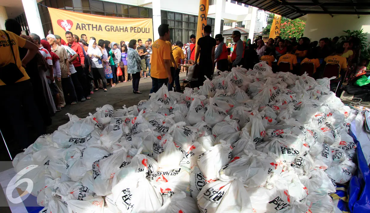 Tumpukan sembako siap dibagikan kepada warga yang membutuhkan dalam kegiatan Pasar Murah Artha Graha Peduli di kawasan Pegangsaan, Jakarta Pusat, Rabu (29/6).(Liputan6.com/Angga Yuniar)