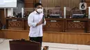 Ferdy Sambo membawa buku hitam sebelum dimulainya sidang lanjutan kasus pembunuhan berencana terhadap Brigadir Nopriansyah Yosua Hutabarat di Pengadilan Negeri Jakarta Selatan, Jakarta, Selasa (17/1/2023). Ferdy Sambo tampak mengenakan kemeja putih. Saat persidangan dimulai, rompi tahanan dan borgol Sambo terlihat dilepas.  (Liputan6.com/Johan Tallo)