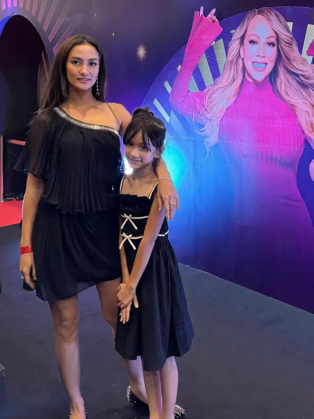 Atiqah Hasiholan Nonton Konser Mariah Carey. [@atiqahhasiholan]