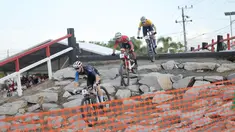 dari kiri, Pembalap Estonia, Kirill Tarassov, pembalap Singapura, Riyadh Hakim dan pembalap Ceko, Simon Nemec, beraksi di UCI MTB Eliminator World Cup 2024 yang digelar di Sirkuit SG 1973, Palangka Raya, Minggu (19/5/2024). (Bola.com/Ade Yusuf Satria)