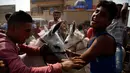 Peserta mempersiapkan keledainya untuk ambil bagian dalam lomba balap keledai di desa Al-Baragel, luar Kairo, Jumat (28/9). Sebanyak 35 keledai berpartisipasi dalam kompetisi tahunan yang berhadiah 5000 EGP atau sekitar 4 juta rupiah. (AP/Amr Nabil)