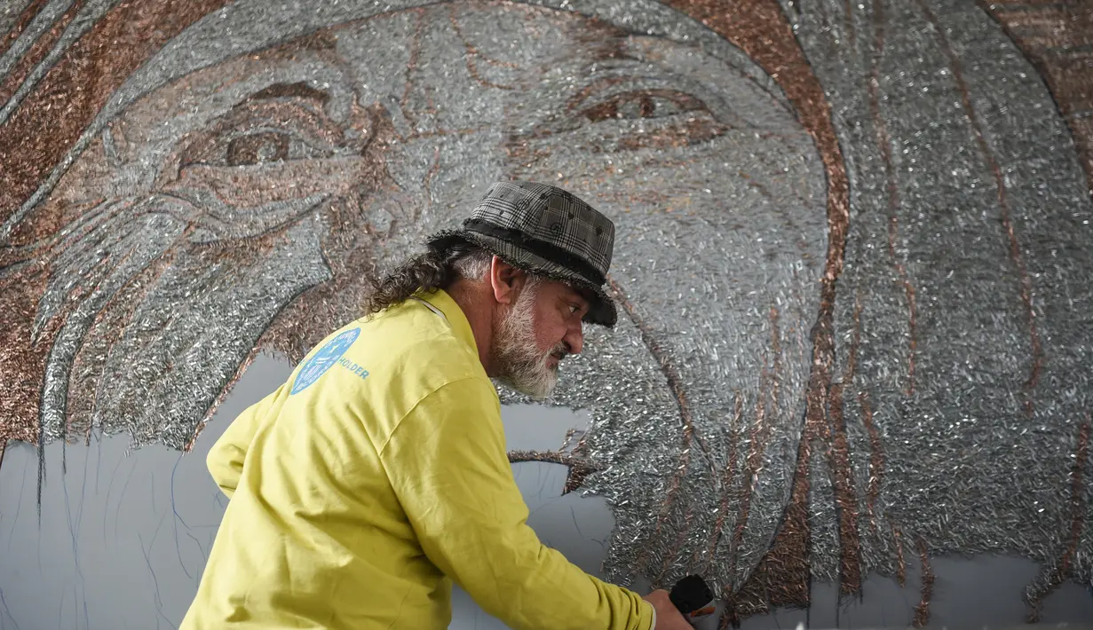 Saimir Strati menyelesaikan karyanya, Kosovo (16/11). Sebelumnya Saimir telah mendapatkan sembilan Guinness World Records atas karya mosaik uniknya yang terbuat dari paku, tusuk gigi, gabus, laut kaca, kulit telur, biji kopi, dan disc. (AFP/Armend Nimani)